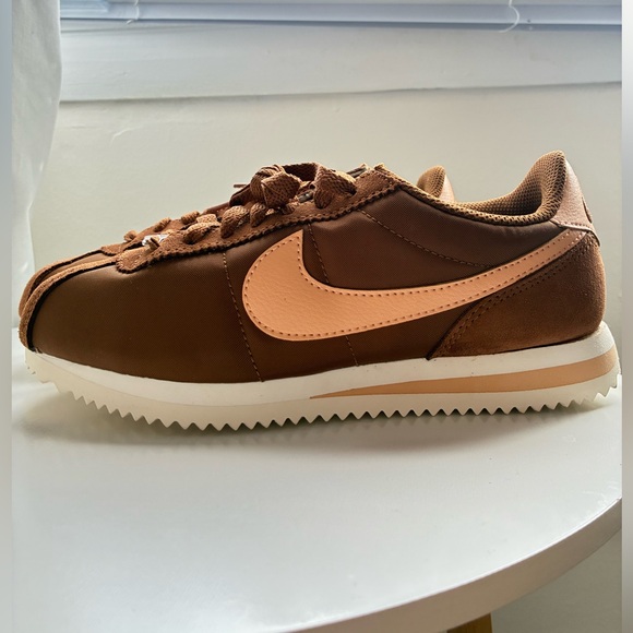 Nike Women's Brown and Peach Sneakers NWOT - Picture 2 of 4